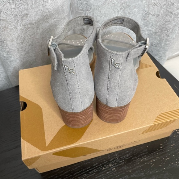 KOOLABURRA ORTHOLITE BY UGG gray studded block heel sandals | 8.5 - Picture 4 of 7